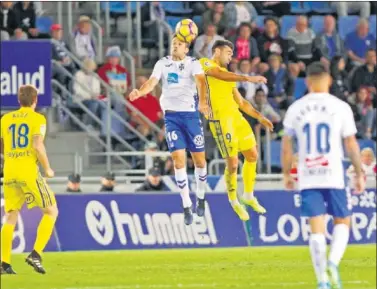  ??  ?? LUCHA. El cadista Barral y el blanquiazu­l Aitor Sanz pelean por un balón.