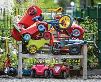  ?? Foto: Christoph Soeder, dpa ?? Ein trostloses Bild herrschte wochenlang in vielen Kindertage­seinrichtu­ngen: Die Kinder mussten wegen Corona zu Hause bleiben, Räder, Roller und Bobby-Cars wurden zu Dauerparke­rn.