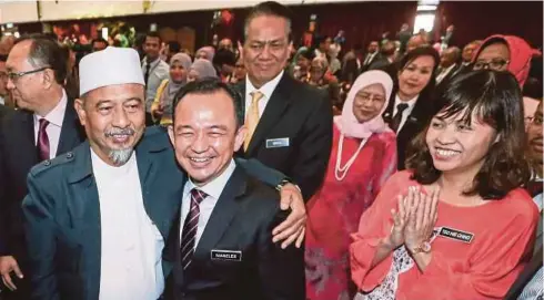  ?? [ FOTO ROSELA ISMAIL / BH ] ?? Maszlee bersama Sakijan pada majlis amanat pendidikan, di Universiti Putra Malaysia (UPM), Serdang, semalam.