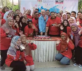  ?? [FOTO BERNAMA] ?? Lam Thye (tengah) memotong kek pada Majlis Sambutan Ulang Tahun Ke-7 YSS di Putrajaya, semalam.