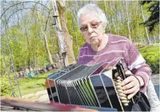  ?? FOTO: CAROLINE SEIDEL/DPA ?? Helga Tosta spielt auf ihrem Bandoneon einen Tango. Noten lesen muss die 82-Jährige dazu nicht können.