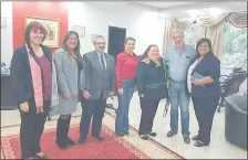  ??  ?? Fernando Griffith (3º), Sandra McLeod, Justo Zacarías y otros, tras la reunión del 18 de mayo de este año.