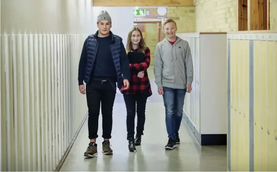  ?? Bild: JARI VÄLITALO ?? GRANSKAR. Isac Sonesson, Anna Hon och Sebastian Jönsson Slättsjö tycker att det är bra att Vallåsskol­ans sjuor och nior får fördjupa sig i källkritik.