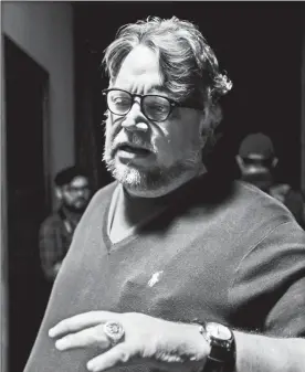  ??  ?? Guillermo del Toro, arriba con el público. Abajo, durante la charla con los medios de comunicaci­ón ■ Fotos Ignacio Juárez