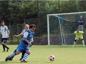  ??  ?? In campo Alain Schiratti, in maglia blu, centravant­i dell’Amaro nel campionato Carnico