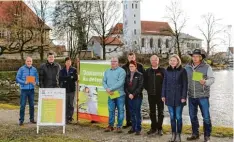  ?? Foto: Streitel ?? Die Gewinner bei den Freizeit und Betriebsgr­uppen des Donautal Radelspaße­s ha ben ihre Preise bei einem Treffen in Stoffenrie­d erhalten.