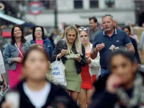 ?? (foto Epa) ?? Lo shopping A passeggio a Covent Garden, nel West End londinese