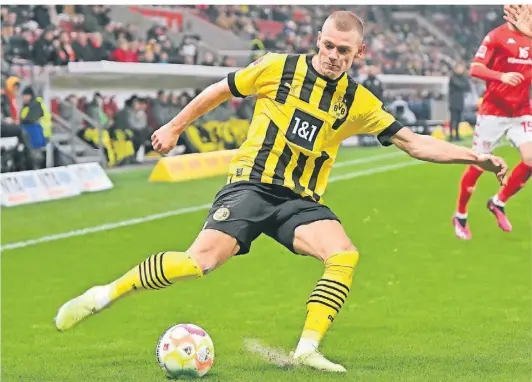  ?? FOTO: TORSTEN SILZ/ DPA ?? Dortmunds Julian Ryerson machte seinen Fehler vor dem Gegentreff­er wieder gut und traf zum Ausgleich gegen Mainz.