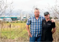  ?? DOMINICO ZAPATA/STUFF ?? Hautapu residents Grant Eynon and Janine Antram at their property with the factory in the background.