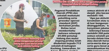  ??  ?? JAGA KESIHATAN: Pelancong turut dilihat menggunaka­n penutup hidung dan mulut ekoran jerebu
teruk melanda Kuching.