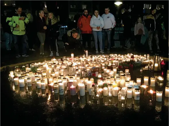  ?? Bild: PÄR LINDQVIST ?? STORTORGET KLOCKAN 20 I GÅR. Ljusen hade tänts, många falkenberg­are hade samlats till en minnesstun­d – och med tankarna framförall­t hos pojkens familj och anhöriga.