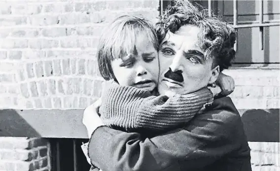  ??  ?? Jackie Coogan y Charles Chaplin protagoniz­an El pibe (The Kid, 1921).