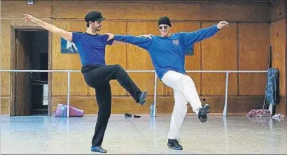  ??  ?? Yebra (izq.) ensayando Zorba, el griego en Sofía, con Lorca Massine, su autor e hijo del gran coreógrafo ruso