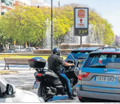  ?? CRISTÓBAL CARRASCO ?? Un motorista pasa ante un termómetro en la capital onubense.