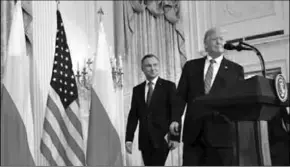  ??  ?? President Donald Trump, achter hem zijn Poolse ambtsgenoo­t Andrzej Duda. Donald gaf gisteren aan duizenden militairen naar Polen te sturen. (Foto: Head Topics)