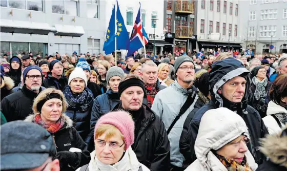  ??  ?? Manifestaç­ão em Reiquejavi­que, capital da Islândia, em março de 2015, contra a retirada do pedido de adesão do país à União Europeia
