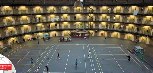  ?? (Muhammed Muheisen/Ap) ?? Pausa Rifugiati giocano a calcio nel cortile centrale del penitenzia­rio di De Koepel, a Haarlem, in Olanda, convertito in centro d’accoglienz­a