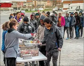  ??  ?? Les associatio­ns demandent la distributi­on de repas pour les migrants.