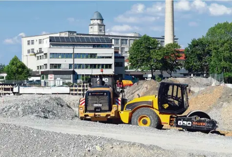  ?? Fotos: Silvio Wyszengrad ?? Der Glaspalast im Textilvier­tel ist ein Orientieru­ngspunkt: In direkter Nähe liegt der Martini Park. Für ihn gibt es große Pläne. Bagger auf dem Baufeld sind bereits vorge fahren: Insgesamt 360 Wohnungen werden in den nächsten Jahren im Martini Park...