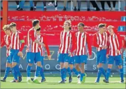  ??  ?? ALEGRÍA. Los jugadores del Atlético festejan un gol ante el Madrid.