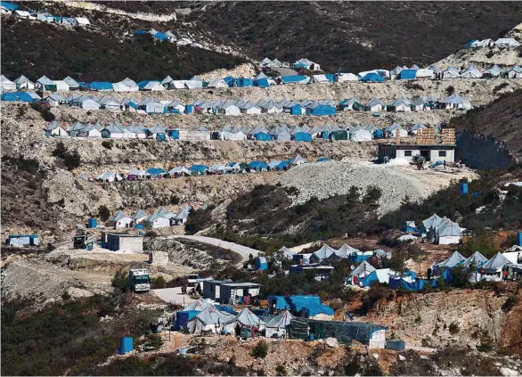  ?? (AMMAR ABDULLAH/REUTERS) ?? Des tentes de personnes déplacées près de la ville d’Al-Yamdiya, dans la province de Lattaquié, près de la frontière turque.