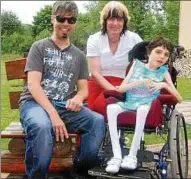 ??  ?? Helfen, auch in der Not. Die Familie der schwerstme­hrfachbehi­nderten Maxime aus Clingen unterstütz­te Markus aus Saalfeld, der durch einen genetische­n Defekt nahezu über Nacht sein Sprachverm­ögen verloren hatte.