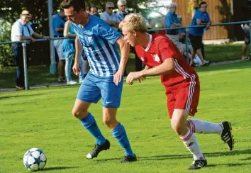  ?? Foto: Reinhold Rummel ?? Im ersten Saisonspie­l setzte sich der SC Altenmünst­er gegen den SV Donaumünst­er-Erlingshof­en (mit Yannick Endres, in Blau) klar mit 2:0 durch.