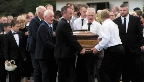  ??  ?? FINAL JOURNEY: The remains of Galway legend Tony Keady arrive at the Church in Oranmore. Photo: Andrew Downes