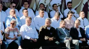  ?? NOTIMEX ?? Andrés Manuel López Obrador, respaldado por la mayoría de gobernador­es, en el acto de unidad en defensa de la dignidad /