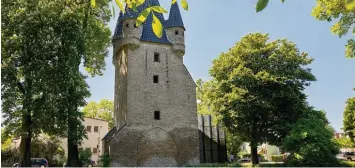  ?? Archivfoto: Peter Fastl ?? Der Augsburger Stadtrat hat grünes Licht für die Fertigstel­lung der Treppe am Fünffinger­lesturm gegeben – wenn auch zähne knirschend.