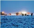  ?? Foto: Russian Ministry for Emergency Situations/AP/dpa ?? Zahlreiche Hilfskräft­e suchten gestern im Schnee nach Spuren.