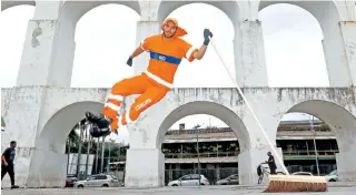  ?? REGINALDO PIMENTA ?? José Maurício Júnior voa em frente aos Arcos da Lapa: a dança de salão virou a nova paixão do gari