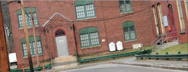  ?? Ernest A. Brown photo ?? The former Hanora Spinning Company, located at 159 Singleton St. in Woonsocket, is out of business after decades producing yarn. A new medical marijuana cultivatio­n business is looking to relocate there, but city officials are undecided about whether...