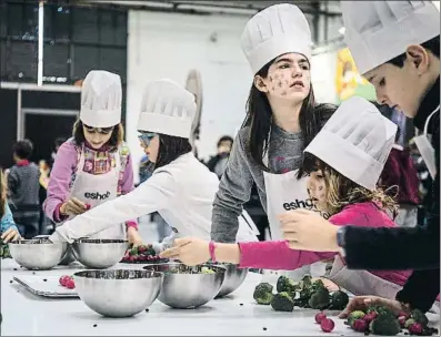  ?? ANA JIMÉNEZ ?? Un grupo de niños juega con la comida en uno de los espacios del salón