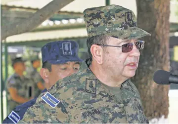  ??  ?? Respuesta. El ministro ha reiterado, en múltiples ocasiones, que la informació­n sobre los operativos de guerra desapareci­ó de la institució­n armada hace muchos años.