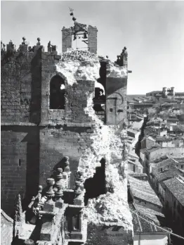  ??  ?? CIUDAD CLAVE. Ocupada por las fuerzas sublevadas desde noviembre de 1936, Sigüenza, en la serranía de Guadalajar­a, fue centro de operacione­s temporal del general Moscardó para preparar la ofensiva sobre la capital provincial.