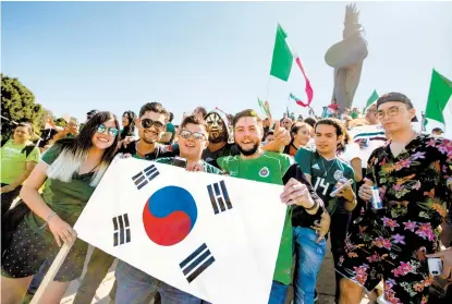  ??  ?? Me gustó ver tantas manifestac­iones de amor hacia Corea.