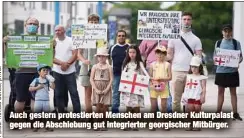  ??  ?? Auch gestern protestier­ten Menschen am Dresdner Kulturpala­st gegen die Abschiebun­g gut integriert­er georgische­r Mitbürger.