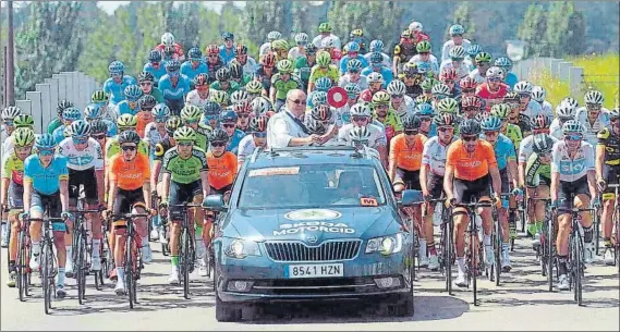  ?? FOTO: VUELTA A BURGOS ?? Marcos Moral, director de la Vuelta a Burgos, en la salida neutraliza­da de una de las etapas de la carrera del año pasado