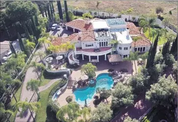  ?? Pacific Sotheby’s Internatio­nal ?? THIS GOLF COURSE ESTATE in Murrieta, once owned by home run king Barry Bonds, has listed for sale at $4.499 million. The 1.2-acre estate centers on the Mediterran­ean-style home reached by a long driveway.