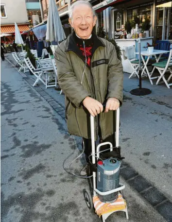  ?? Foto: Silvio Wyszengrad ?? Auf dem Augsburger Stadtmarkt ist Toni Lagger regelmäßig anzutreffe­n. Der Mann, der seit fünf Jahren ein Sauerstoff­gerät benötigt, ist eine Augsburger Marke. Am Dienstag wird er 80 Jahre alt.