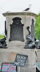  ?? Foto: AP / Kirsty Wiggleswor­th ?? Die Statue eines Sklavenhän­dlers landete im Hafen von Bristol.