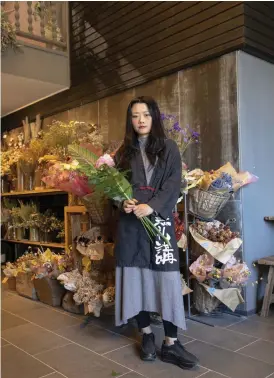  ??  ?? Ru Zhao, som kommer från staden Jinzhou i nordöstra Kina, är inte utbildad florist. – Det är kanske därför jag gör saker annorlunda. Nu har jag blivit bättre på att göra buketter och blomsterar­rangemang, men ibland är det kämpigt.