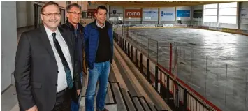  ?? Fotos: Bernhard Weizenegge­r ?? Die erste Saison im neuen Burgauer Eisstadion lief sehr gut. Darüber freuen sich auch (von links) Bürgermeis­ter Konrad Barm, ESV Vorsitzend­er Werner Gebauer und Stadtbaume­ister Werner Mihatsch.