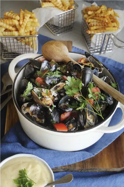  ??  ?? Den klassiska musselrätt­en moules à la créme serveras med pommes frites.