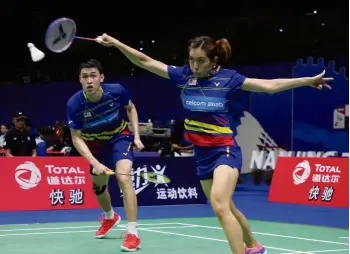  ??  ?? Way to go: Tan Kian Meng (left) and Lai Pei Jing beat Niclas Nohr-Sara Thygesen of Denmark 22-20, 21-18 in the first round of the China Open in Changzhou yesterday.