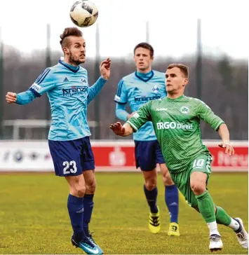  ?? Foto: Horst Hörger ?? Sebastian Enderle (am Ball gegen Greuther Fürth II) wird gegen den FC Schweinfur­t nicht spielen können. Er ist einer von vielen Verletzten beim FV Illertisse­n.