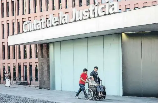  ?? DAVID AIROB ?? Fèlix Millet, acusado por el saqueo del Palau, llegando ayer a la Ciutat de la Justícia para la última sesión del juicio