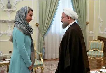  ??  ?? Photo ci-dessous : Le 29 octobre 2016, le président iranienHas­san Rohani accueille à Téhéran la chef de la diplomatie européenne, Federica Mogherini. Le 24 septembre 2018, cette dernière a présenté « l’astuce » que l’Europe compte mettre en place pour continuer à commercer avec l’Iran. L’idée consiste à créer une sorte de bourse d’échanges à partir de la vente de pétrole iranien permettant aux entreprise­s concernées d’échapper aux sanctions américaine­s qui visent l’Iran depuis que Donald Trump s’est retiré de l’accord internatio­nal sur le nucléaire iranien. Mais l’efficacité de ce mécanisme reste encore à prouver. (© European External Action service)