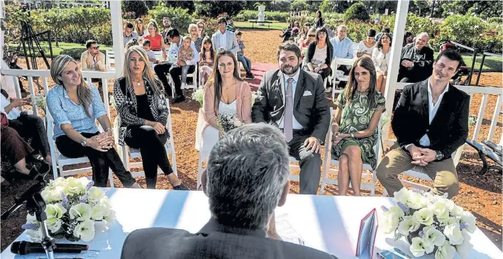  ?? EMILIANA MIGUELEZ ?? En el Rosedal . Hace diez días, cinco parejas dieron el sí en el Rosedal de Palermo. También hubo casamiento­s en Barrancas de Belgrano y en la Usina del Arte.